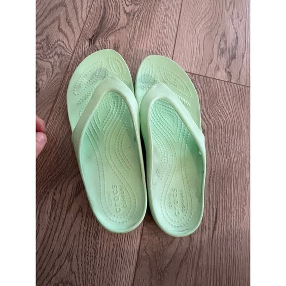 Light green pastel Crocs sz 7 flip flop comfy walking shoes feminine cozy summer - Picture 4 of 6